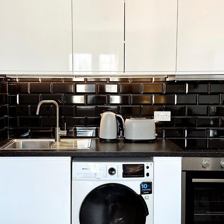 Deluxe City Centre Two Bedroom - Grand Central House ジブラルタル エクステリア 写真