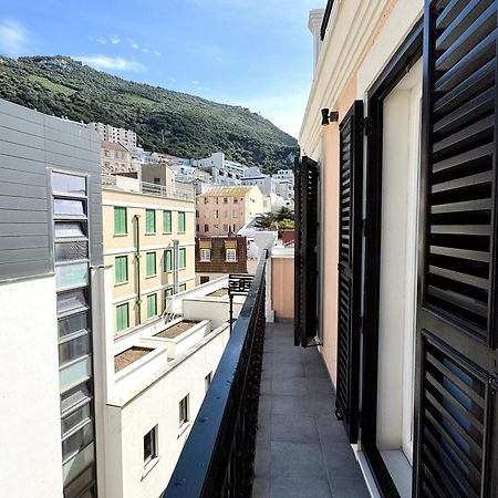 Deluxe City Centre Two Bedroom - Grand Central House ジブラルタル エクステリア 写真