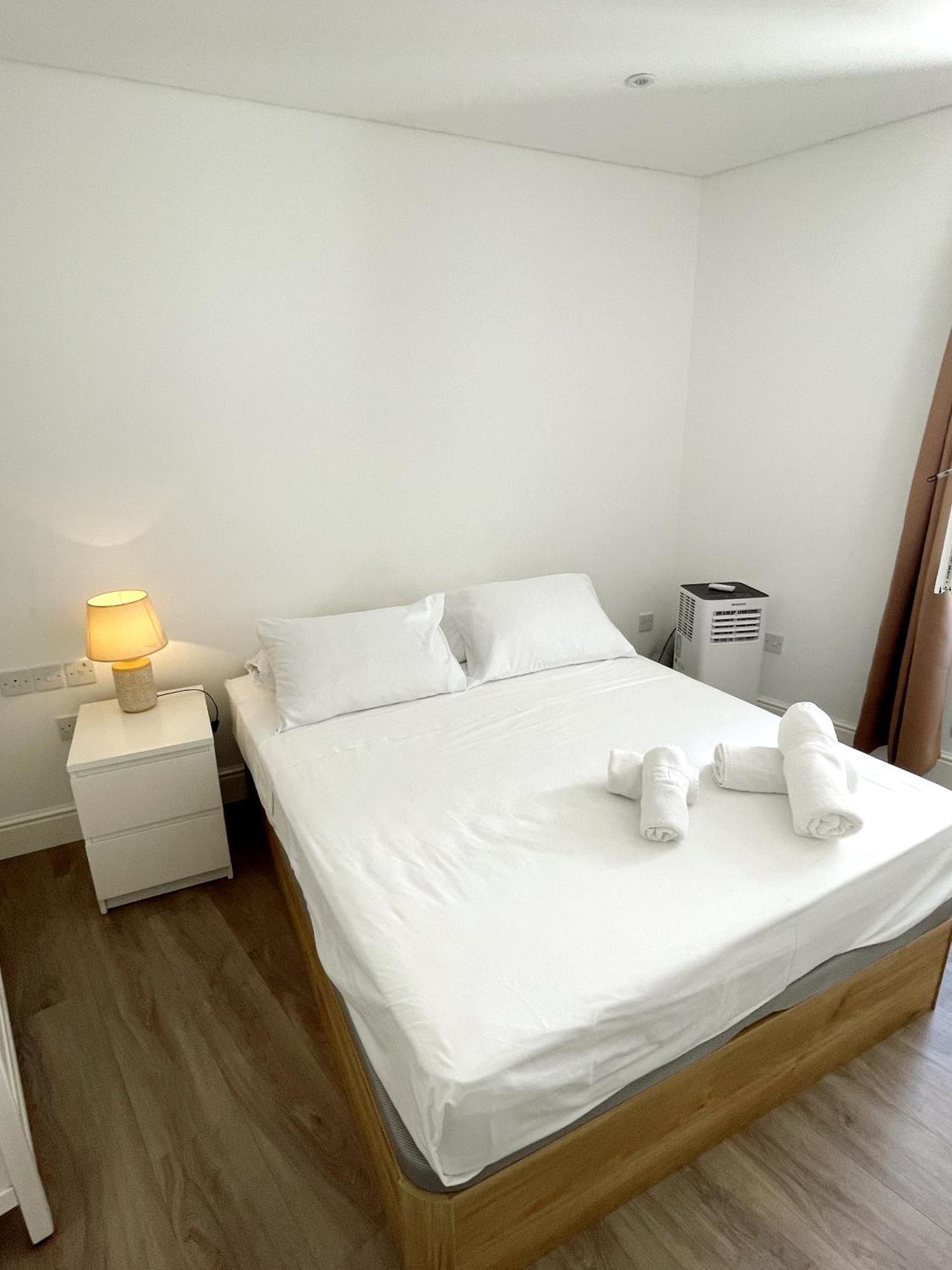 Deluxe City Centre Two Bedroom - Grand Central House ジブラルタル エクステリア 写真