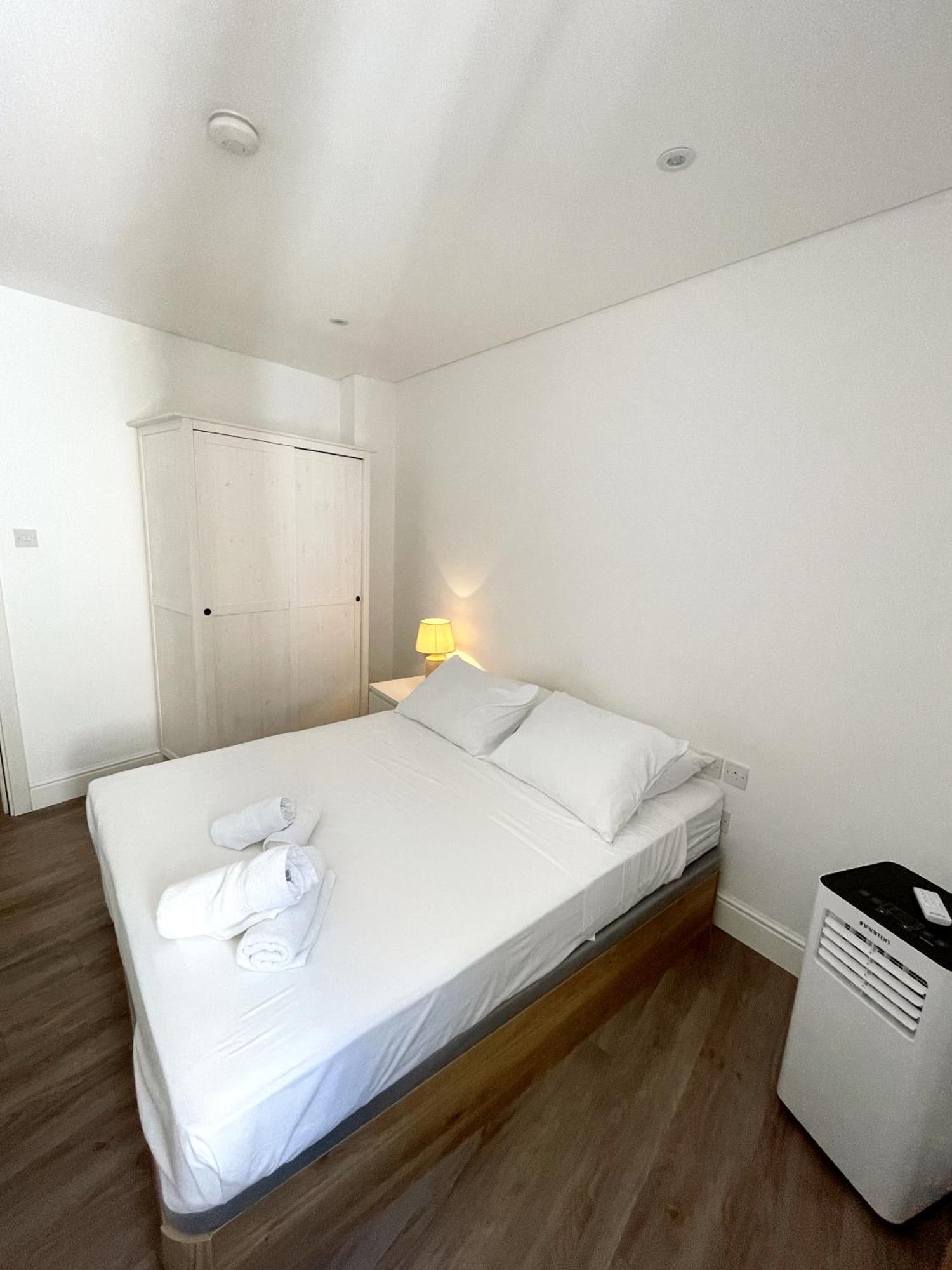 Deluxe City Centre Two Bedroom - Grand Central House ジブラルタル エクステリア 写真