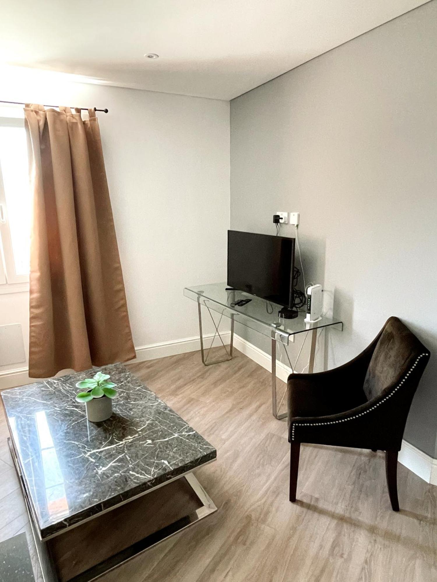 Deluxe City Centre Two Bedroom - Grand Central House ジブラルタル エクステリア 写真