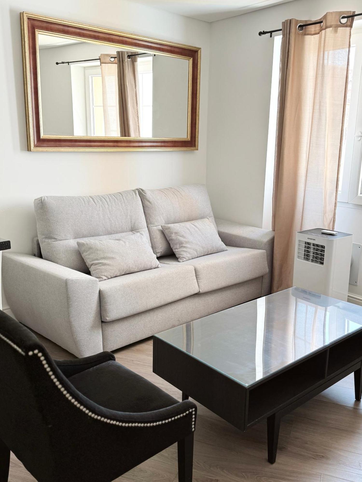 Deluxe City Centre Two Bedroom - Grand Central House ジブラルタル エクステリア 写真