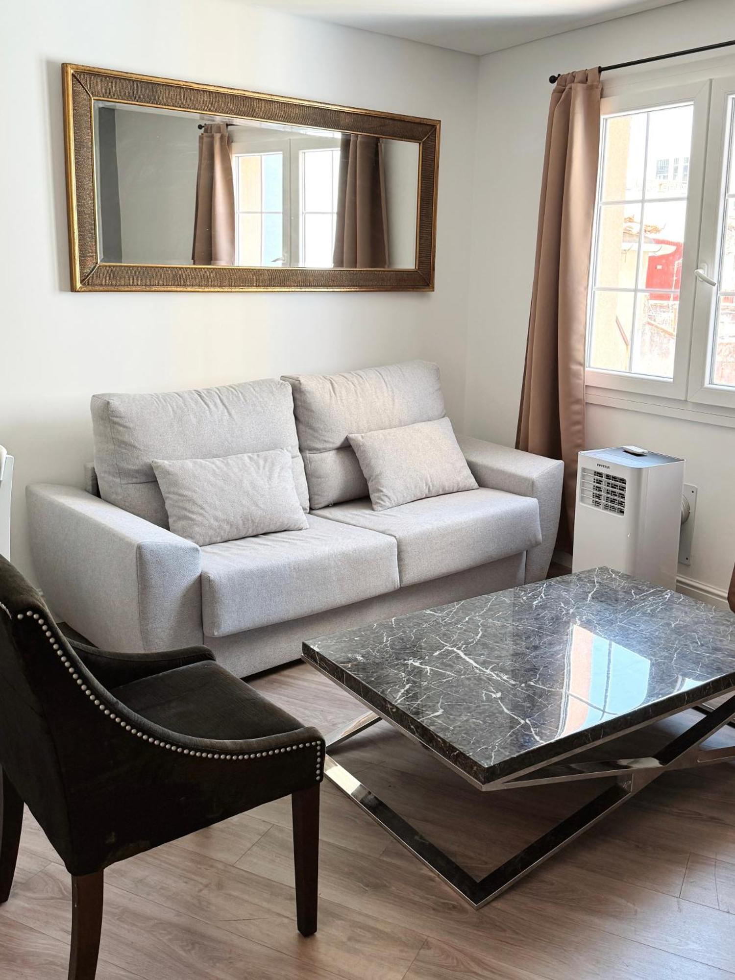 Deluxe City Centre Two Bedroom - Grand Central House ジブラルタル エクステリア 写真