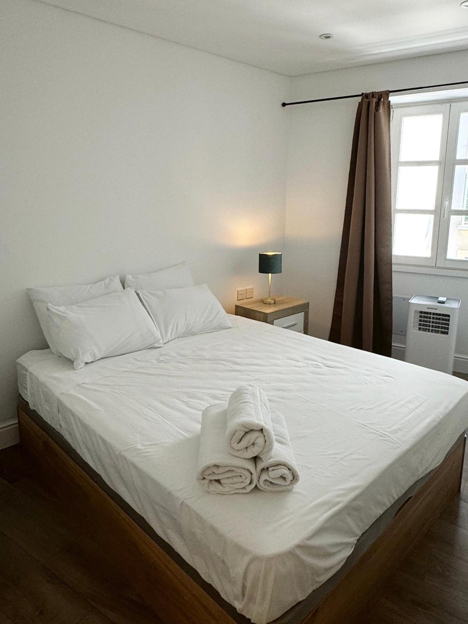 Deluxe City Centre Two Bedroom - Grand Central House ジブラルタル エクステリア 写真