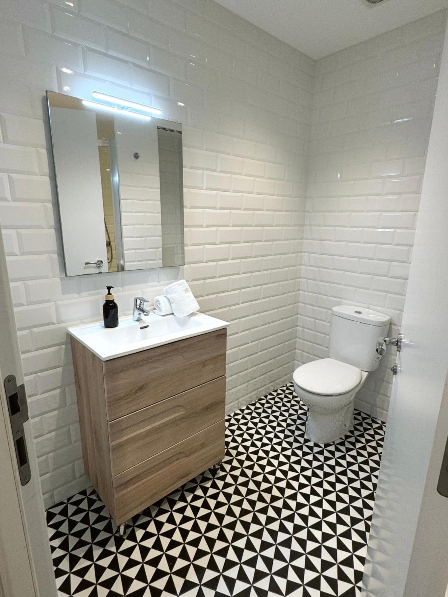 Deluxe City Centre Two Bedroom - Grand Central House ジブラルタル エクステリア 写真