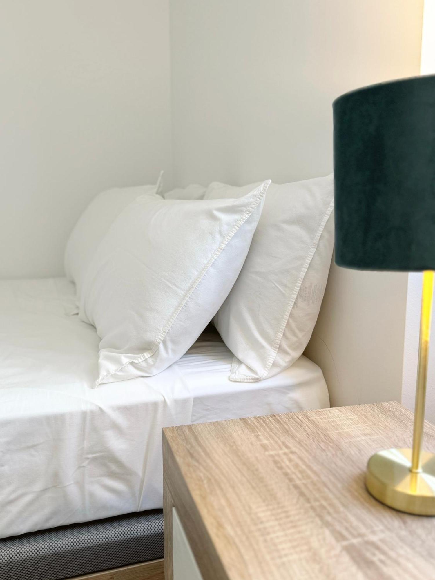 Deluxe City Centre Two Bedroom - Grand Central House ジブラルタル エクステリア 写真
