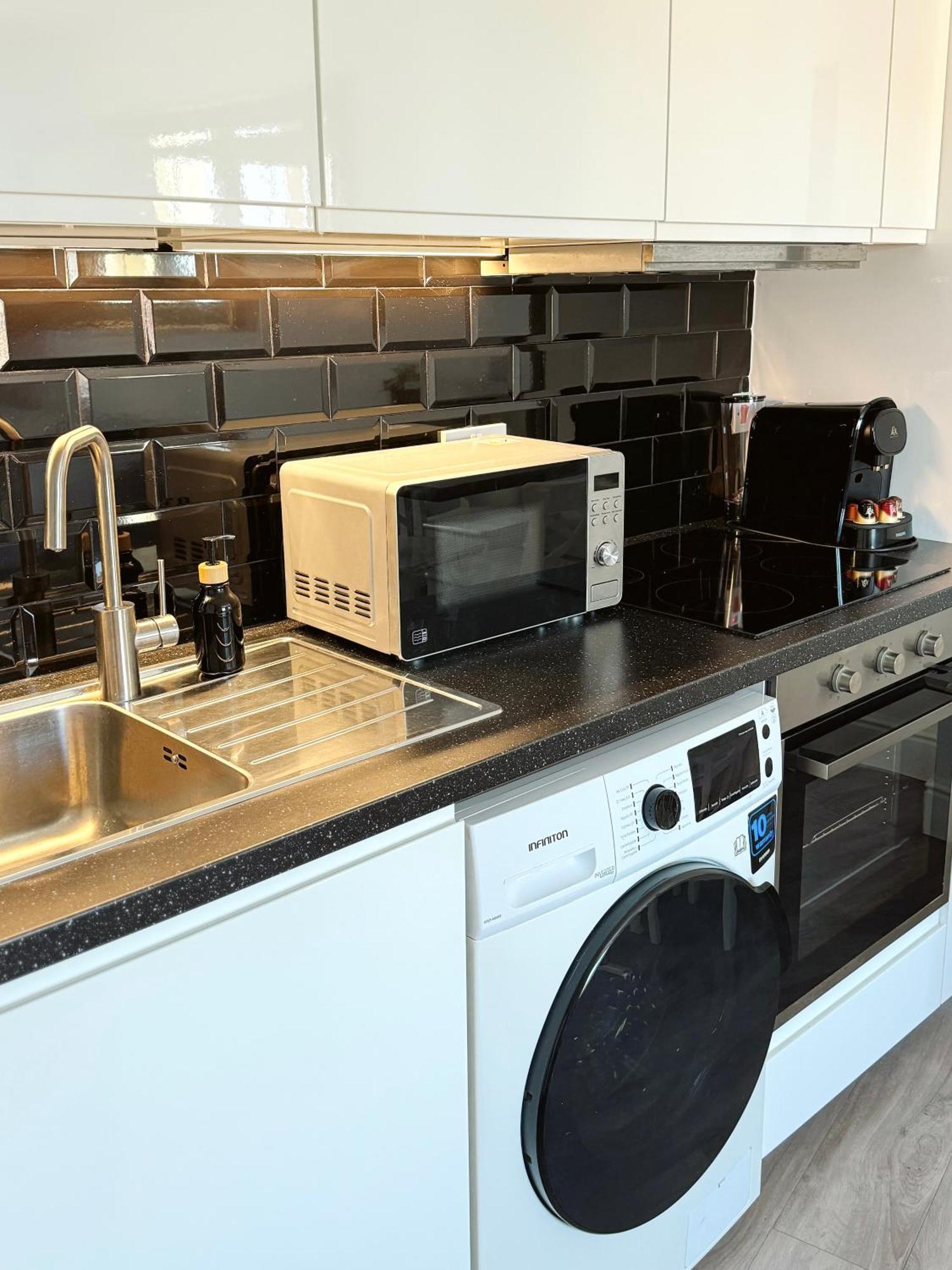 Deluxe City Centre Two Bedroom - Grand Central House ジブラルタル エクステリア 写真