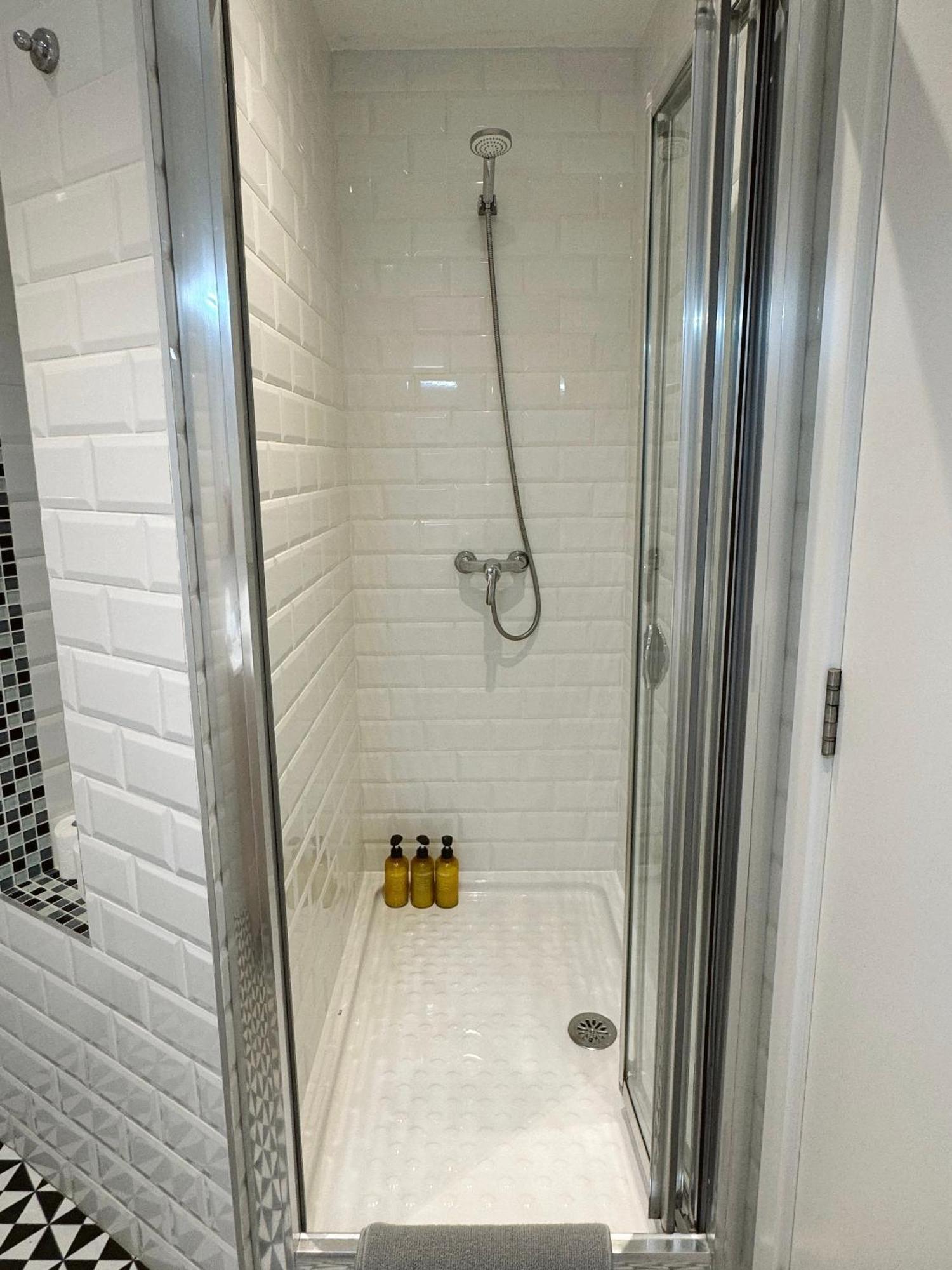 Deluxe City Centre Two Bedroom - Grand Central House ジブラルタル エクステリア 写真