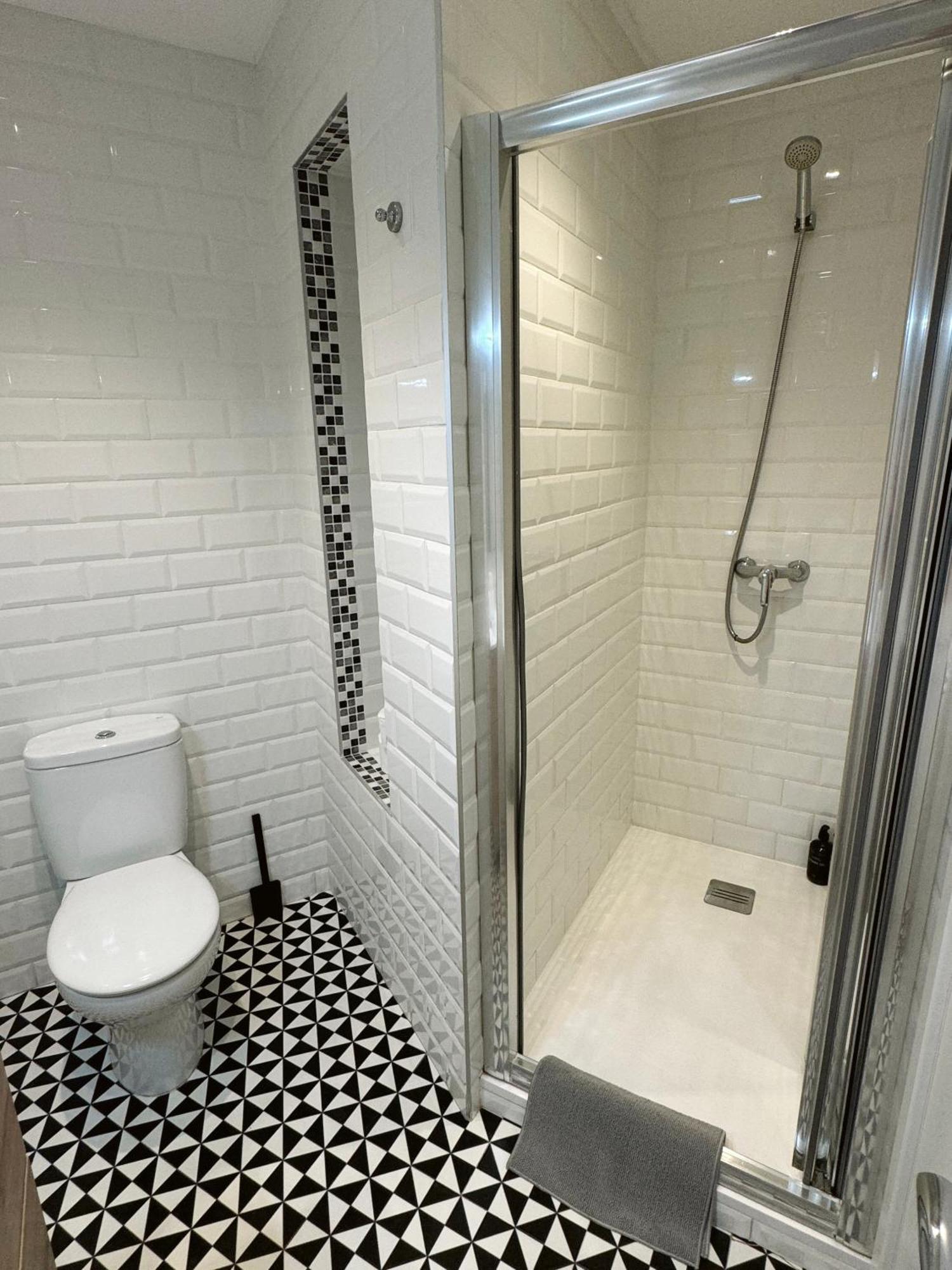 Deluxe City Centre Two Bedroom - Grand Central House ジブラルタル エクステリア 写真