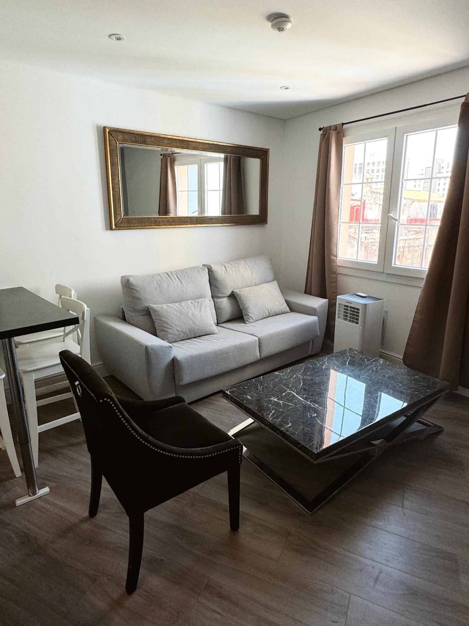 Deluxe City Centre Two Bedroom - Grand Central House ジブラルタル エクステリア 写真
