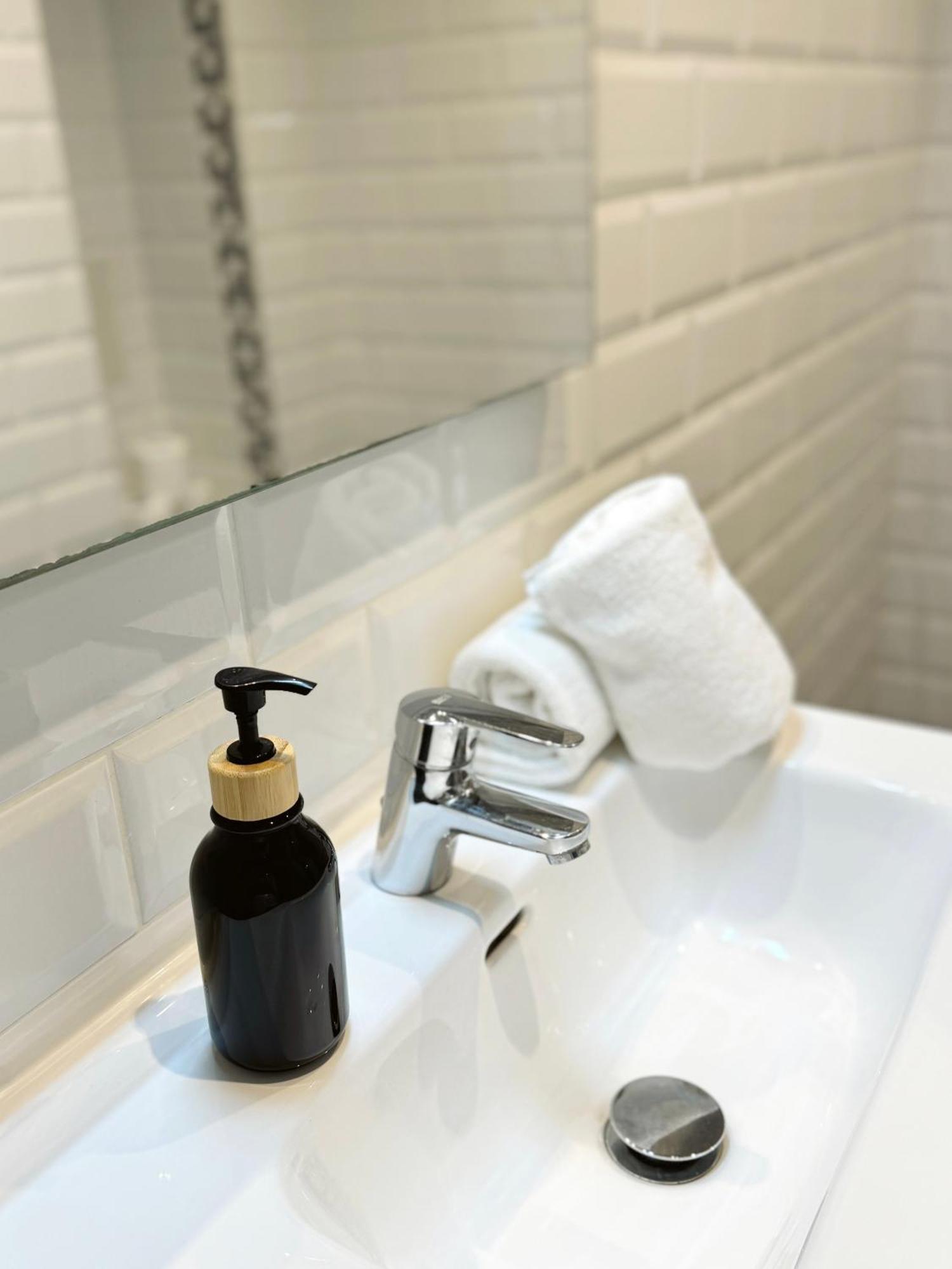 Deluxe City Centre Two Bedroom - Grand Central House ジブラルタル エクステリア 写真