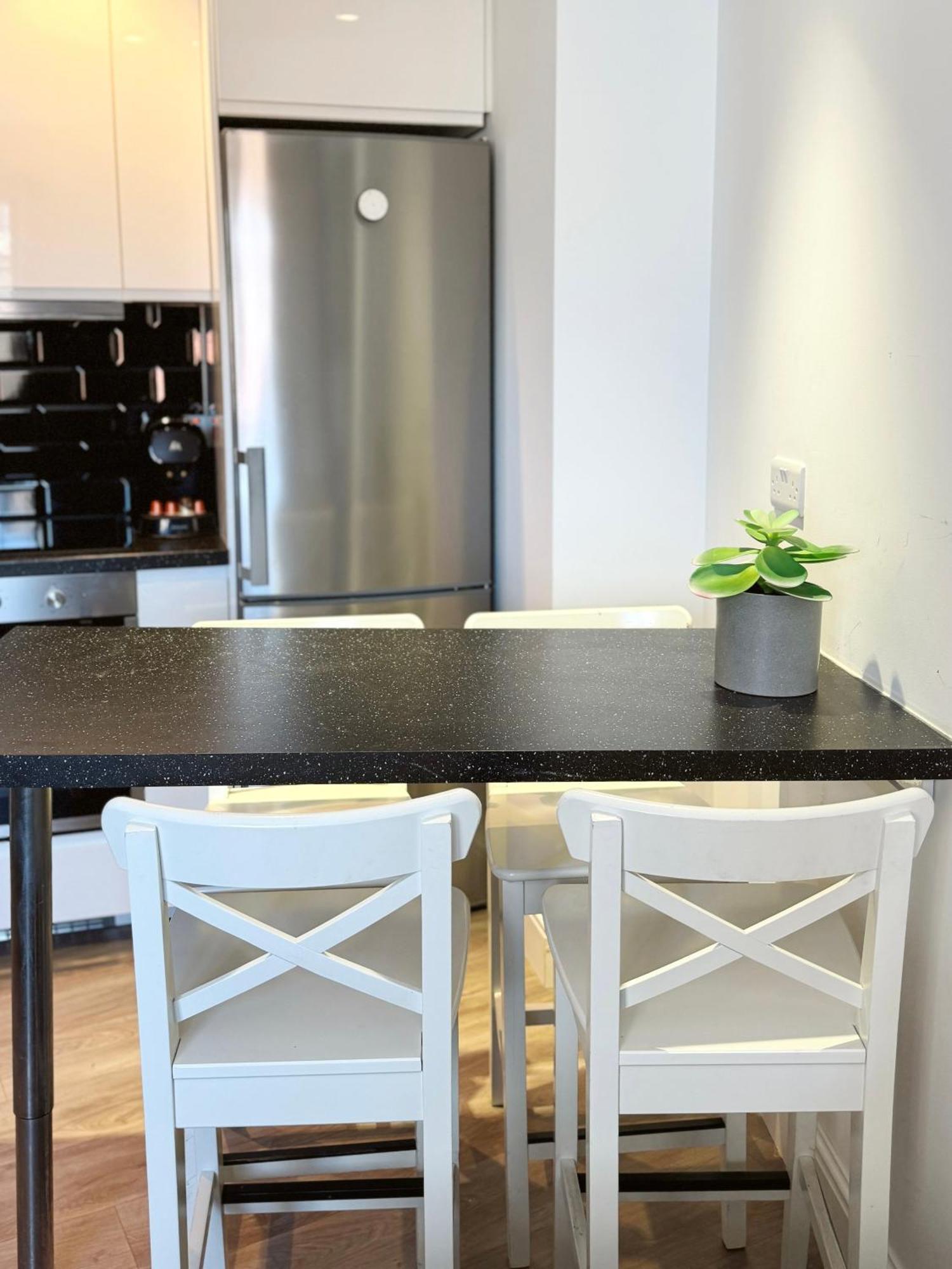 Deluxe City Centre Two Bedroom - Grand Central House ジブラルタル エクステリア 写真