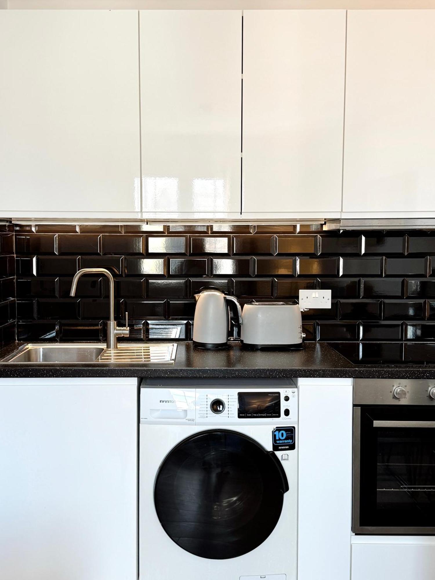 Deluxe City Centre Two Bedroom - Grand Central House ジブラルタル エクステリア 写真