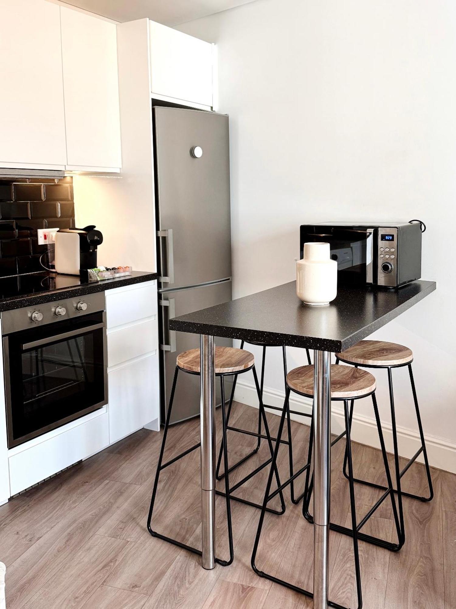 Deluxe City Centre Two Bedroom - Grand Central House ジブラルタル エクステリア 写真