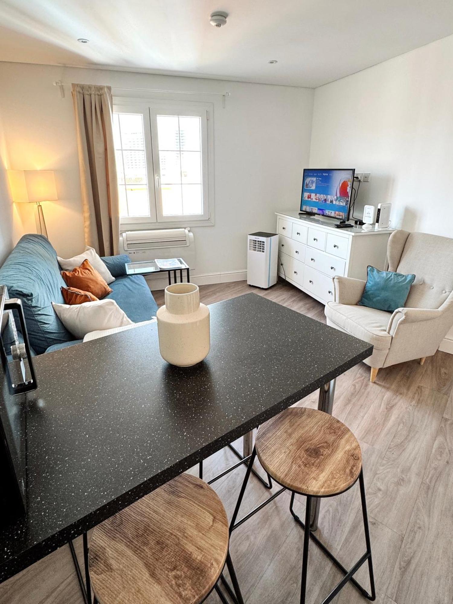 Deluxe City Centre Two Bedroom - Grand Central House ジブラルタル エクステリア 写真
