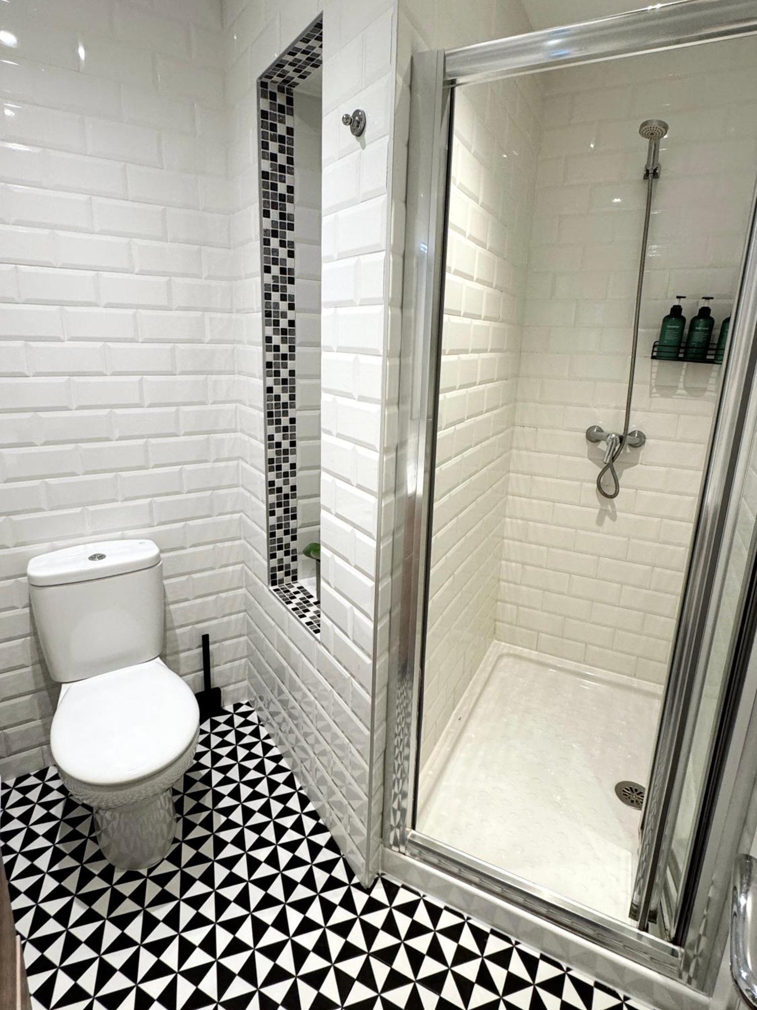 Deluxe City Centre Two Bedroom - Grand Central House ジブラルタル エクステリア 写真