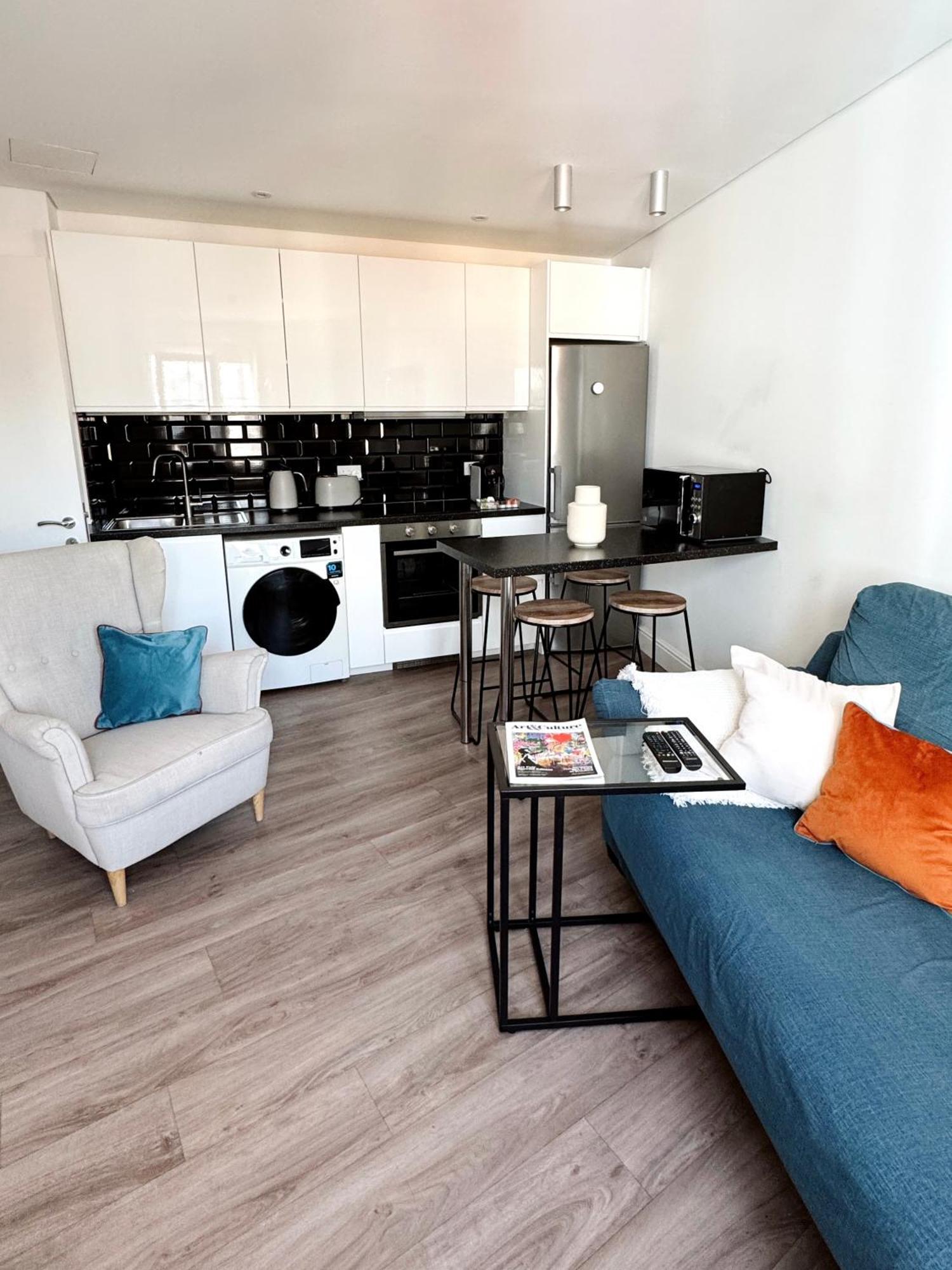Deluxe City Centre Two Bedroom - Grand Central House ジブラルタル エクステリア 写真