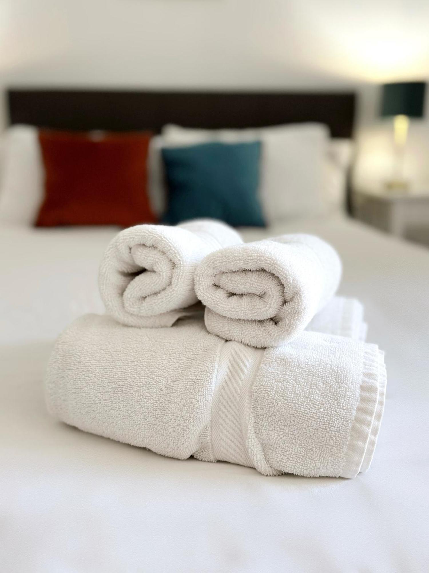 Deluxe City Centre Two Bedroom - Grand Central House ジブラルタル エクステリア 写真