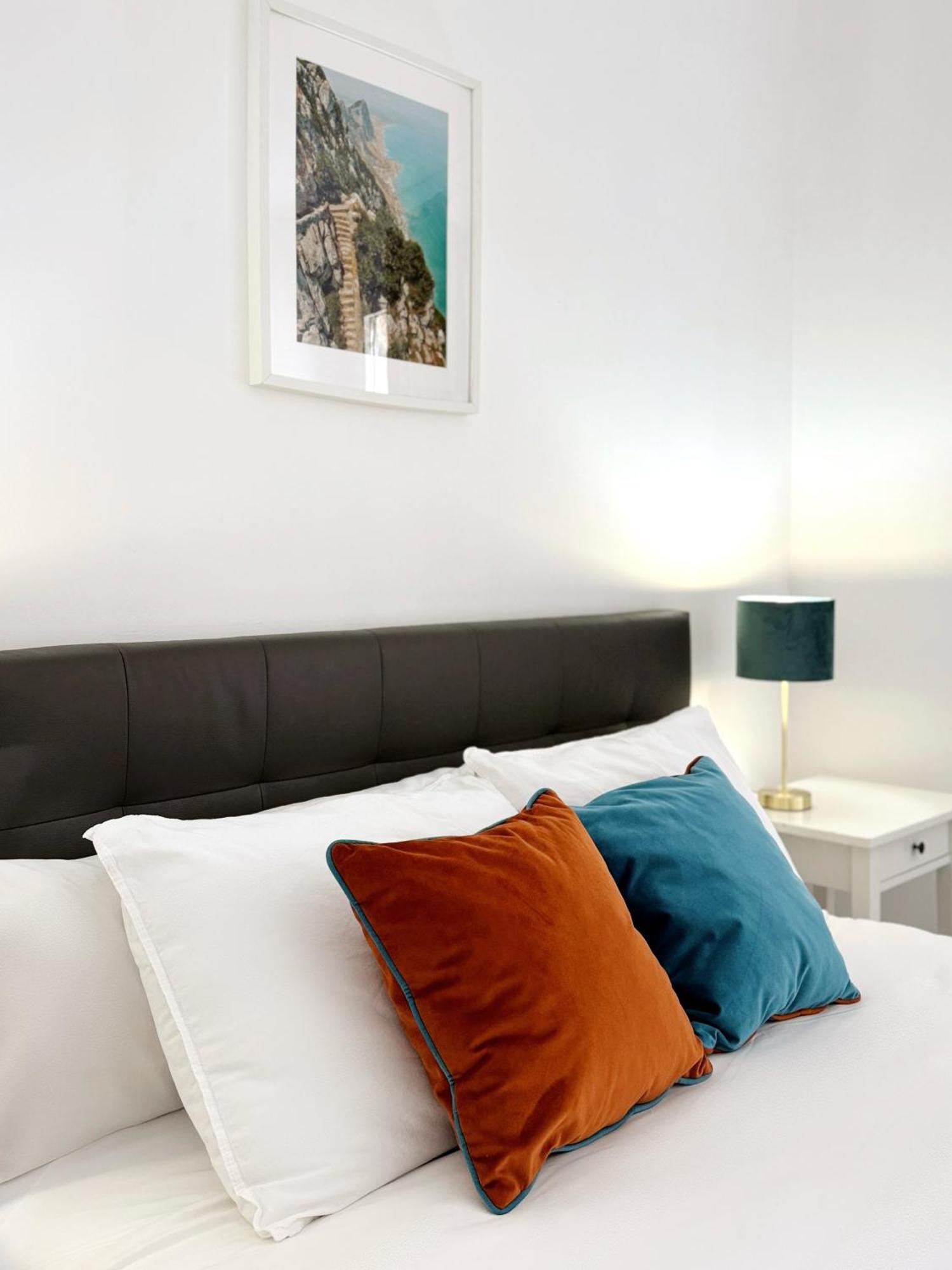 Deluxe City Centre Two Bedroom - Grand Central House ジブラルタル エクステリア 写真