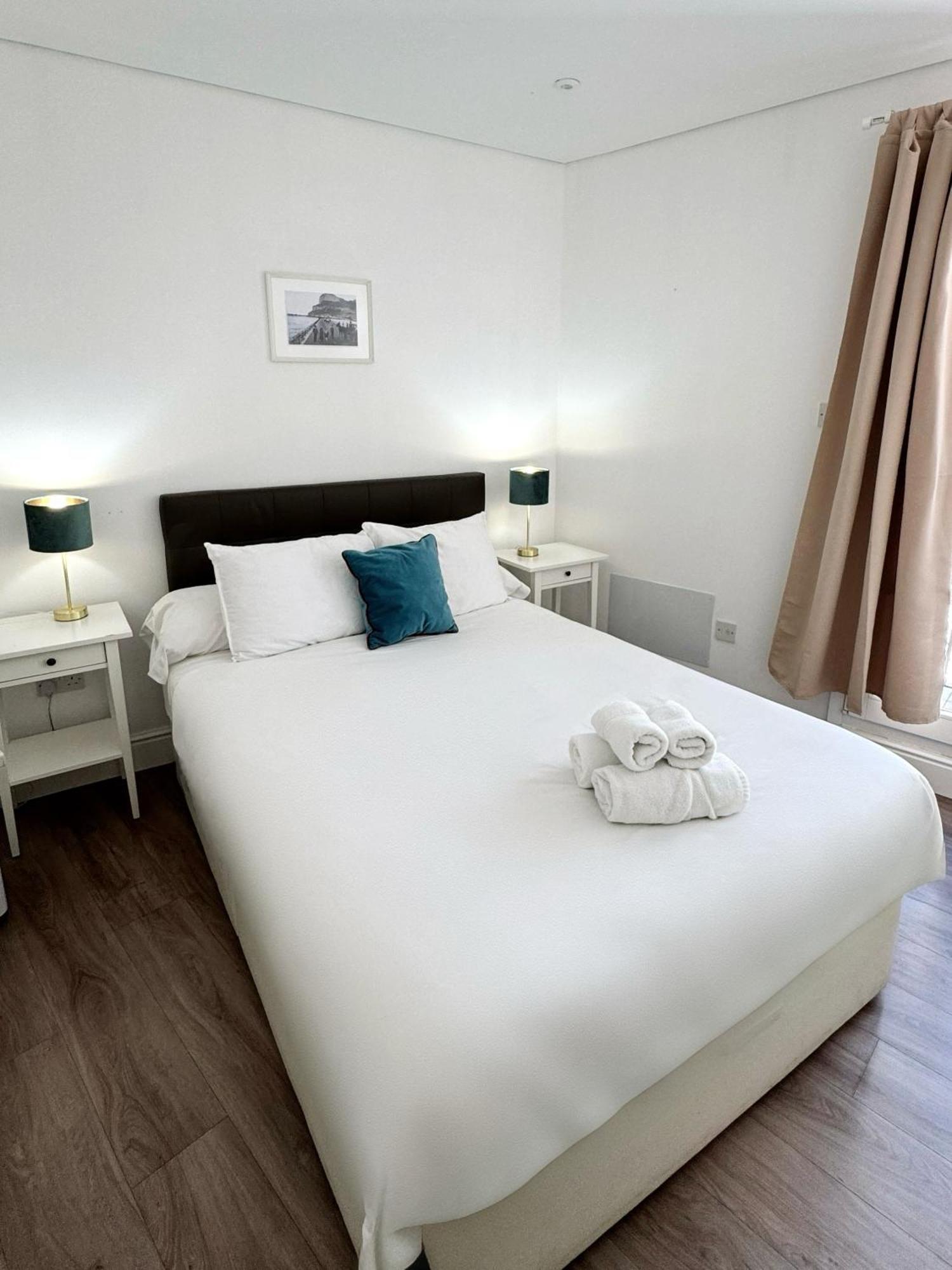 Deluxe City Centre Two Bedroom - Grand Central House ジブラルタル エクステリア 写真